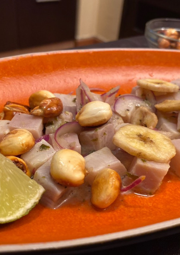 Una foto de Ceviche de emperador con choclos y chips de plátano 🍌