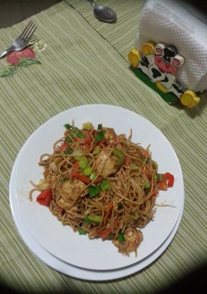 Una foto de Pasta salteada con pollo y vegetales