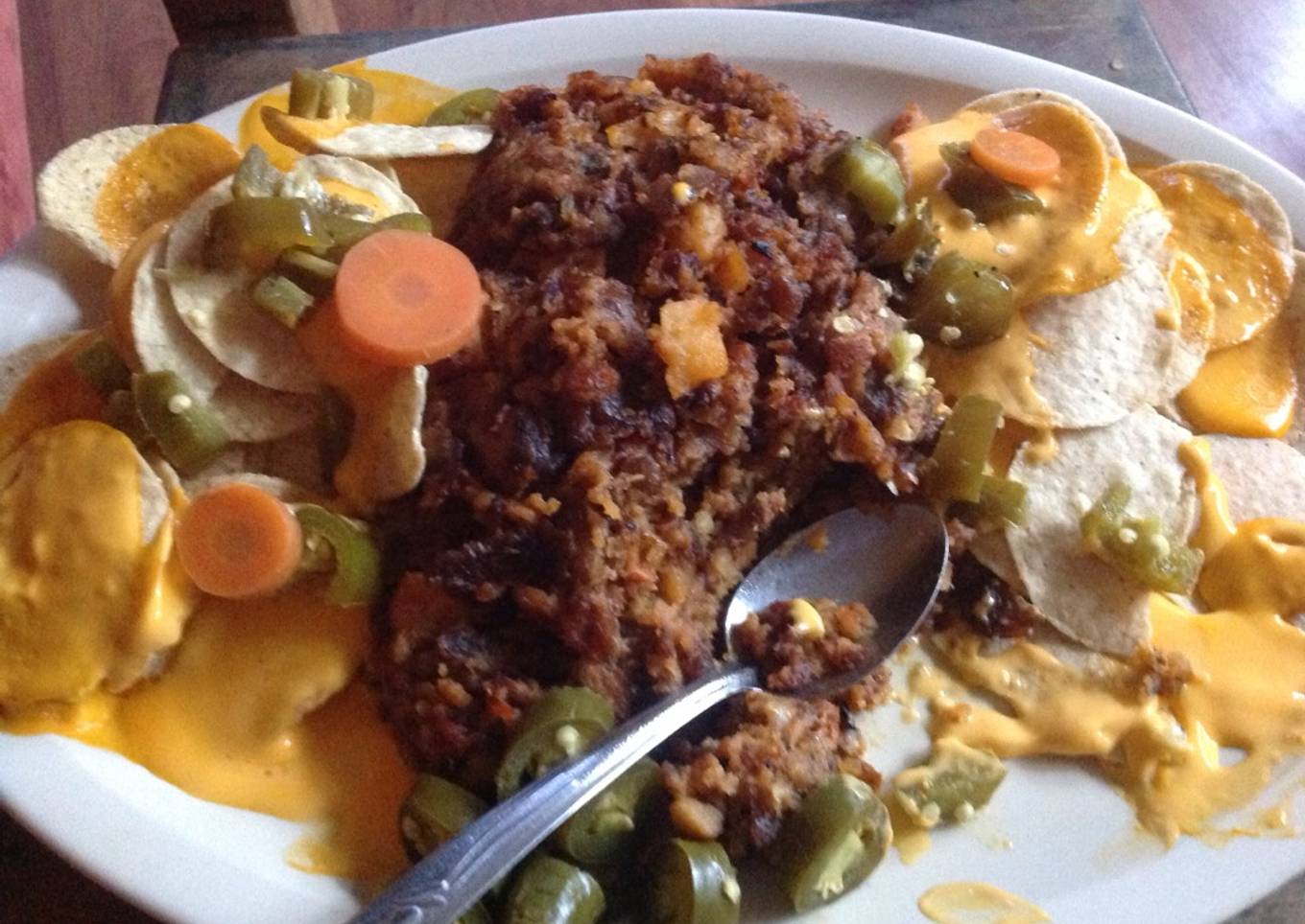 Nachos llenadores con carne, chorizo y papas.