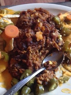 Una foto de Nachos llenadores con carne, chorizo y papas.