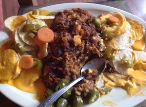 Una foto de Nachos llenadores con carne, chorizo y papas.