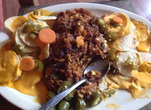 Una foto de Nachos llenadores con carne, chorizo y papas.