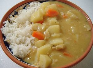 Una foto de Curry del almuerzo escolar primaria en Japón