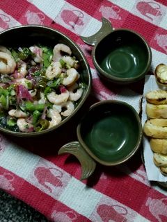 Una foto de Ceviche de camarones, kiwi 🥝🥝 y ají jalapeño