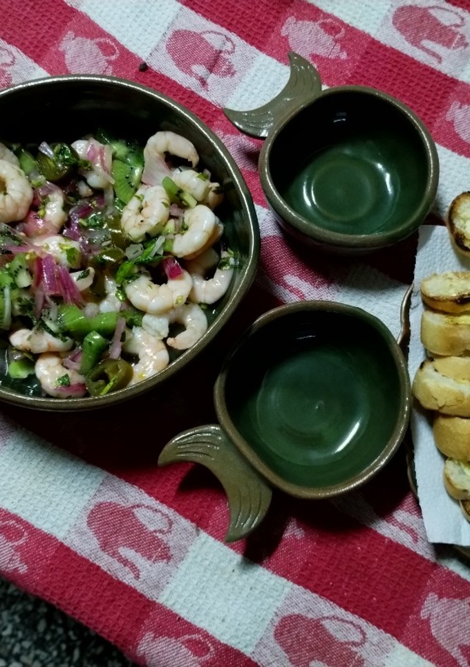 Una foto de Ceviche de camarones, kiwi 🥝🥝 y ají jalapeño