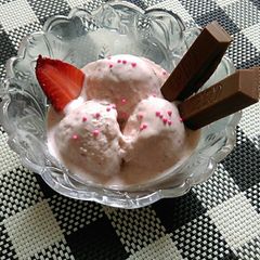 A picture of STRAWBERRY BANANA ICE CREAM 🍓🍌🍨.