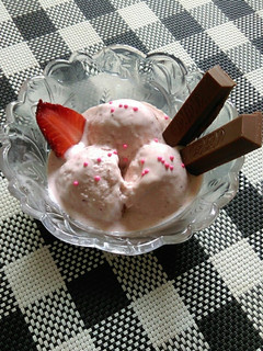 A picture of STRAWBERRY BANANA ICE CREAM 🍓🍌🍨.