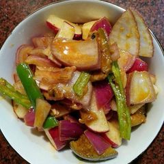 A picture of Pyaaz mirch salad.