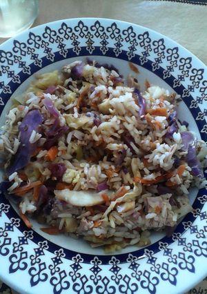 Una foto de Salteado de atún, repollo, arroz y curry!