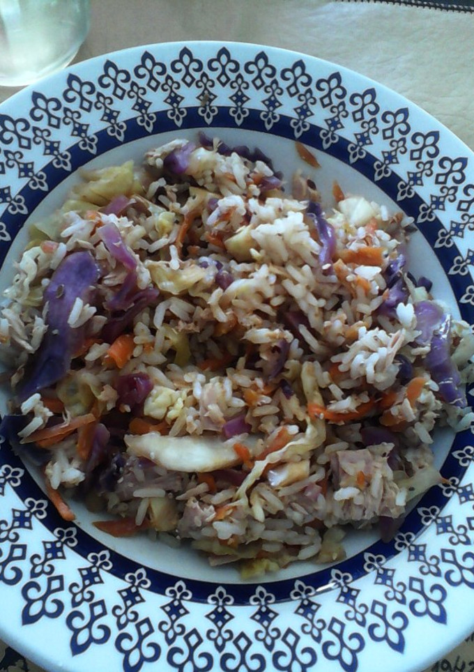 Una foto de Salteado de atún, repollo, arroz y curry!