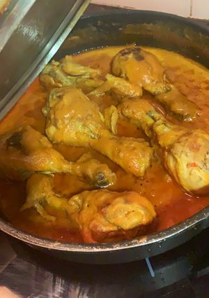 Una foto de Muslos de pollo en salsa