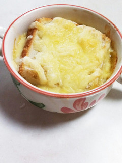 A picture of Easy Onion Gratin Soup with Bread.
