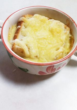 A picture of Easy Onion Gratin Soup with Bread.
