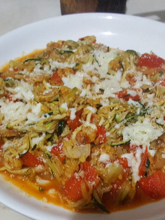 Una foto de Pasta de calabacín con verduras
