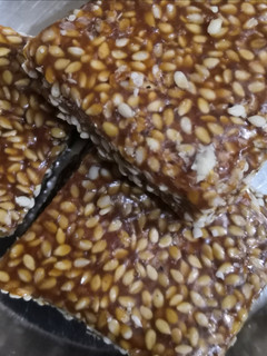 તલ ની ચીક્કી (Til Chikki Recipe in Gujarati) રેસીપી મુખ્ય ફોટો