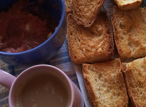 Una foto de Pan con tomate, desayuno típico de España (súper económico)