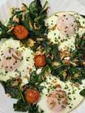Espinacas con huevos y tomate cherry
