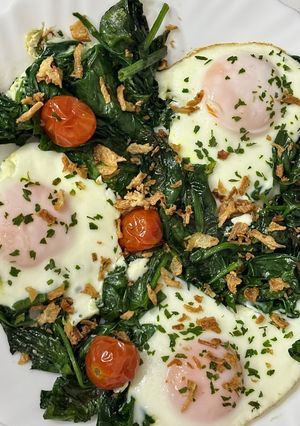 Una foto de Espinacas con huevos y tomate cherry