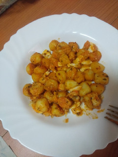 Una foto de Salteado de ñoquis con langostinos y huevo duro