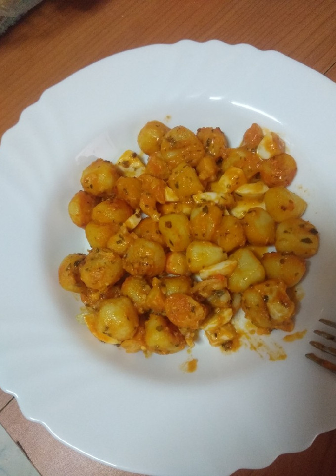 Una foto de Salteado de ñoquis con langostinos y huevo duro