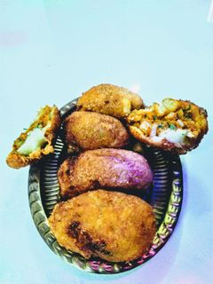 ब्रेड चीज क्रिस्पी रोल (bread cheese crispy roll recipe in marathi) रेसिपी चे मुख्य फोटो