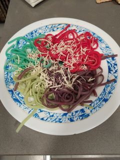 Una foto de Espaguetis de colores