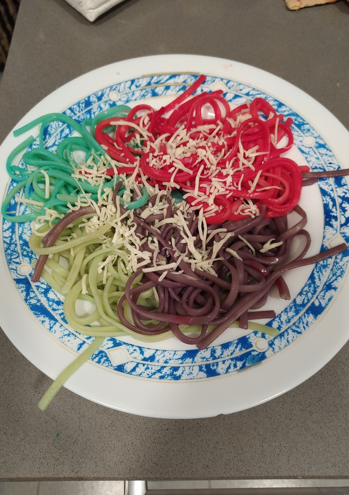 Una foto de Espaguetis de colores