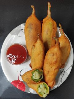 राजस्थानी मिरची वडा (rajasthani mirchi wada recipe in marathi) रेसिपी चे मुख्य फोटो