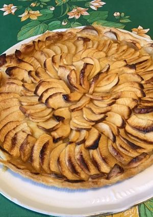 Une photo de Tarte aux pommes toute simple (pommes Canada du jardin et pâte semi feuilletée maison)