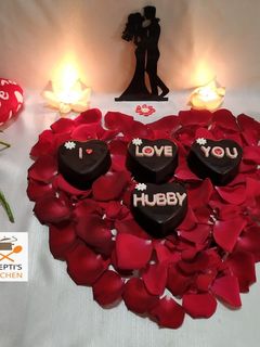 मॅंगो कॅरमल चाॅकलेट हार्ट्स केक (Mango Caramel Chocolate Hearts Cake recipe in marathi) रेसिपी चे मुख्य फोटो
