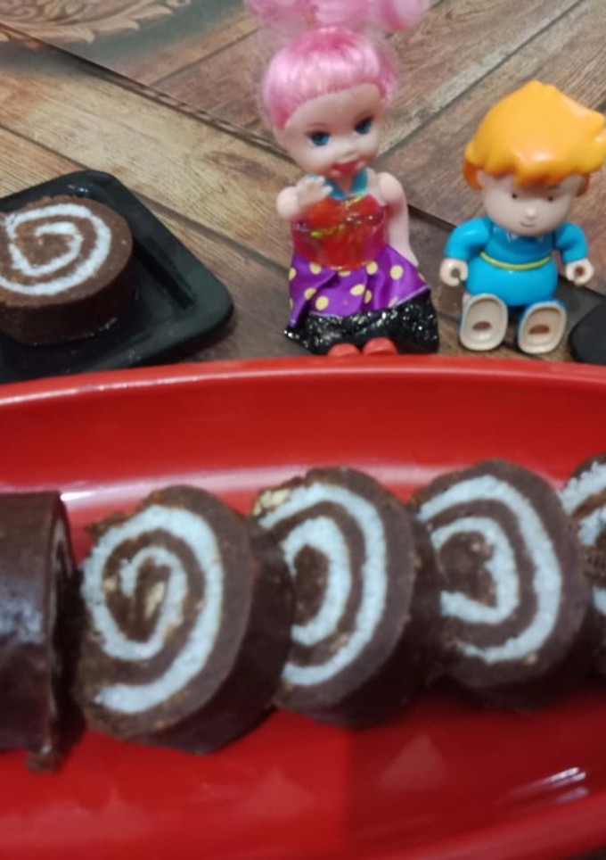 पार्ले-जी चॉकलेट स्विस रोल (Parle ji chocolate swiss roll recipe in hindi) रेसिपी मुख्य फोटो