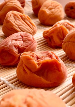 Hình của món Umeboshi - Mơ Muối Nhật Bản.