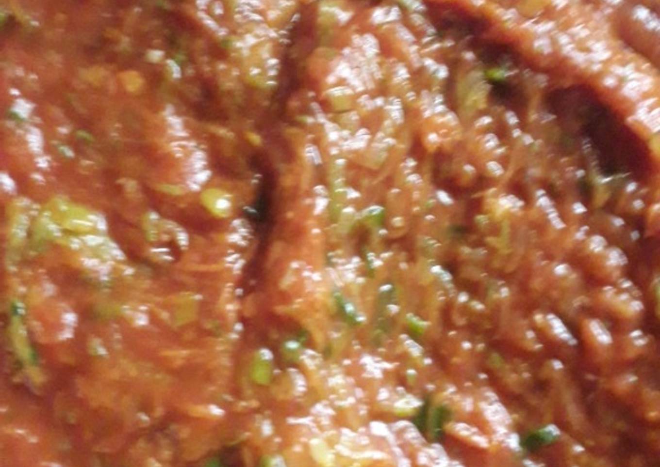 Albóndigas de atún en salsa de tomates con verduras