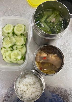 Hình của món Hộp cơm vui vẻ 1: cá hú kho - canh cải ngọt thịt bằm - dưa leo chấm nước cá kho.