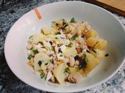 Una foto de ensalada de atún y perejil