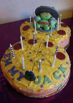 A picture of Vickys Ninja Turtle Pizza / Sewer Cake - Instructional.