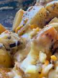 Papas al ajo y romero con gratín de cheddar y mozzarella
