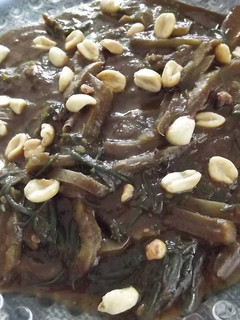 Una foto de Nopales, romero y mole con cacahuate