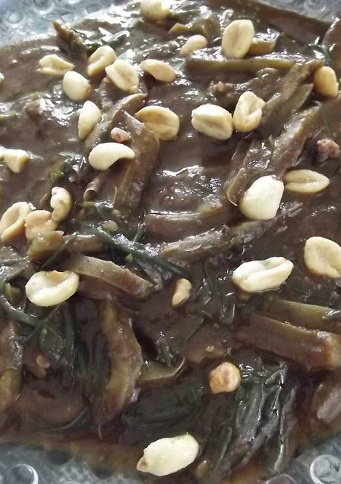 Una foto de Nopales, romero y mole con cacahuate