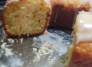 Una foto de Budín de naranja con glasé de limón