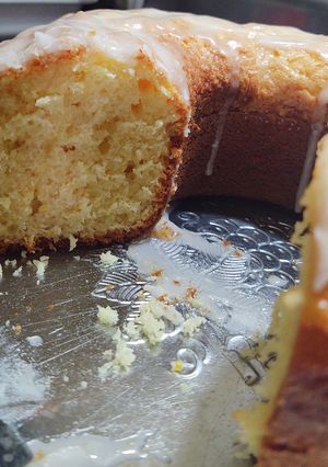 Una foto de Budín de naranja con glasé de limón