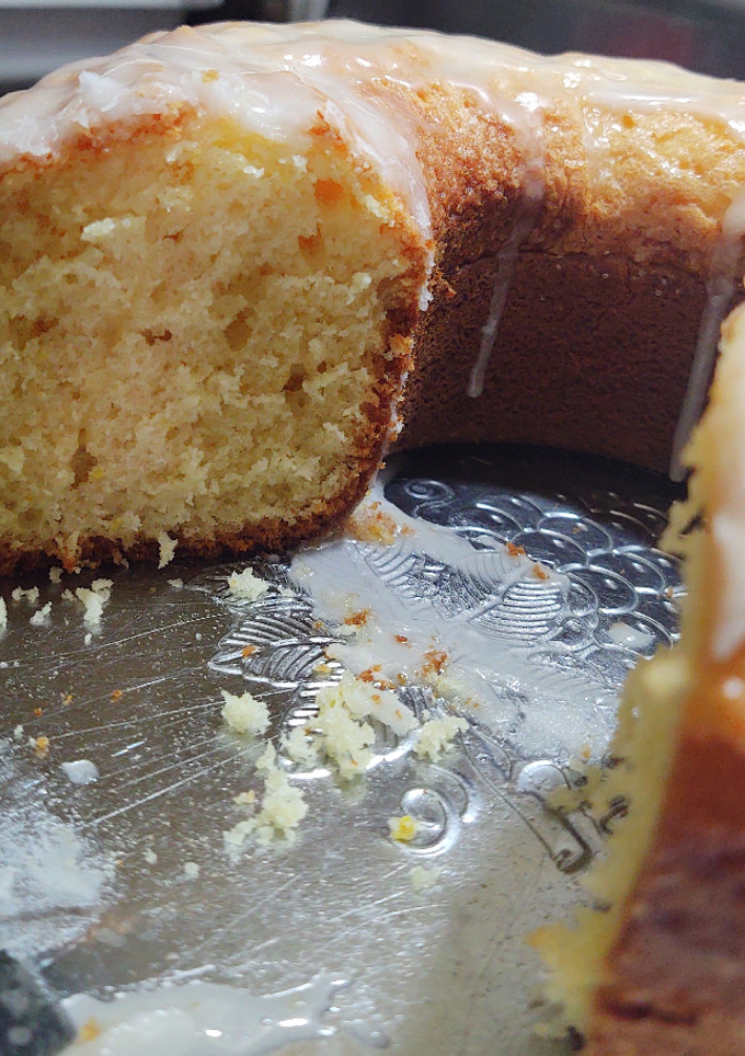 Una foto de Budín de naranja con glasé de limón