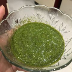 A picture of Green chutni.