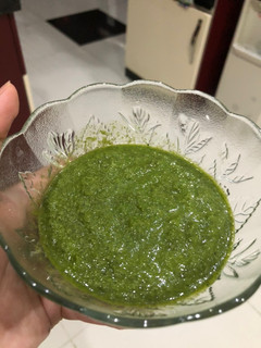 A picture of Green chutni.