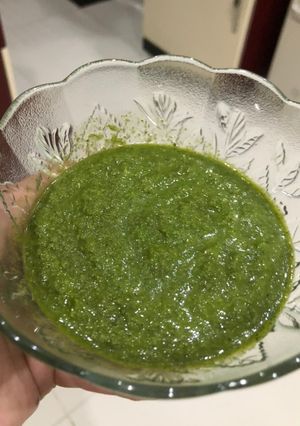 A picture of Green chutni.