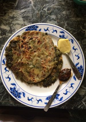 A picture of Dhaba style methi Aloo Prantha.