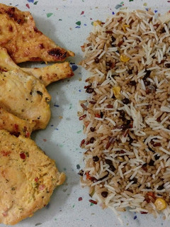 Una foto de Pechuga de pollo aliñada con salteado de tres arroces con legumbres