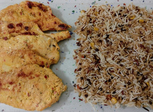 Una foto de Pechuga de pollo aliñada con salteado de tres arroces con legumbres