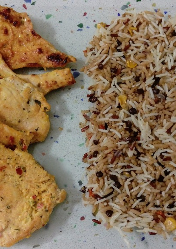 Una foto de Pechuga de pollo aliñada con salteado de tres arroces con legumbres