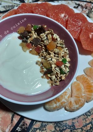 Une photo de Yaourt au granola accompagné de pomélo et de mandarine 🥣